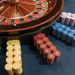 Колесо рулетки с математическими расчетами вероятностей